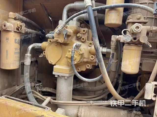 液压泵舱室正面整体（整机外观）