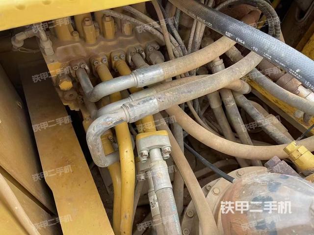 回转马达和主控阀（整机外观）