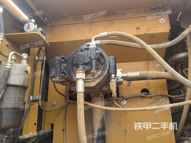 液压泵舱室正面整体（整机外观）