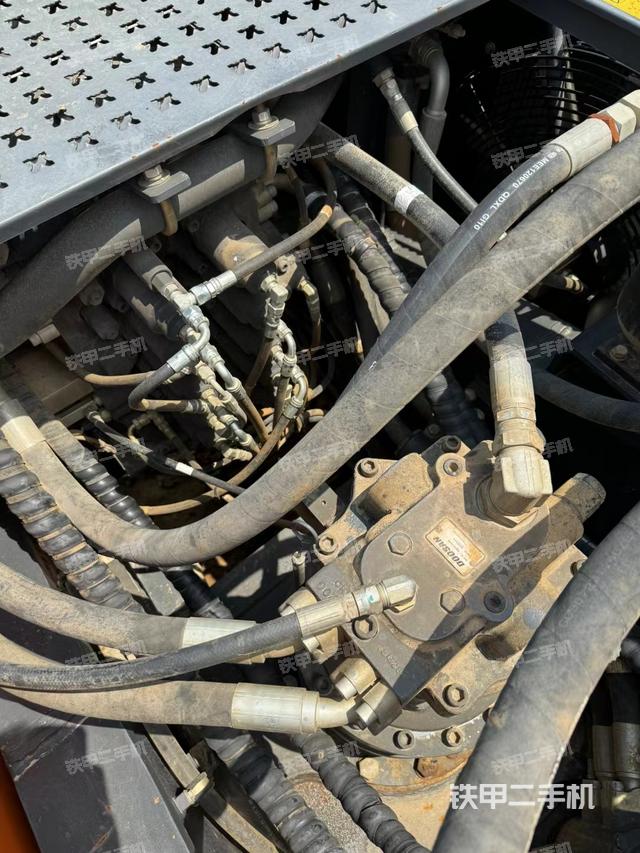 回转马达和主控阀（整机外观）