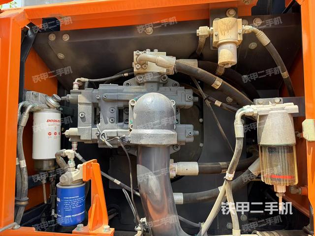 液压泵舱室正面整体（整机外观）