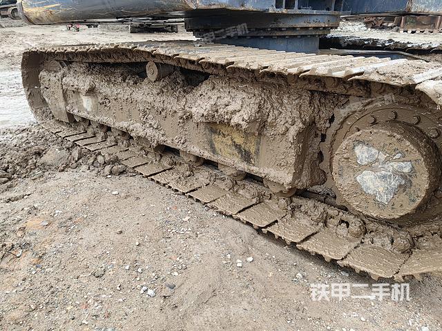 液压泵舱室正面整体（整机外观）