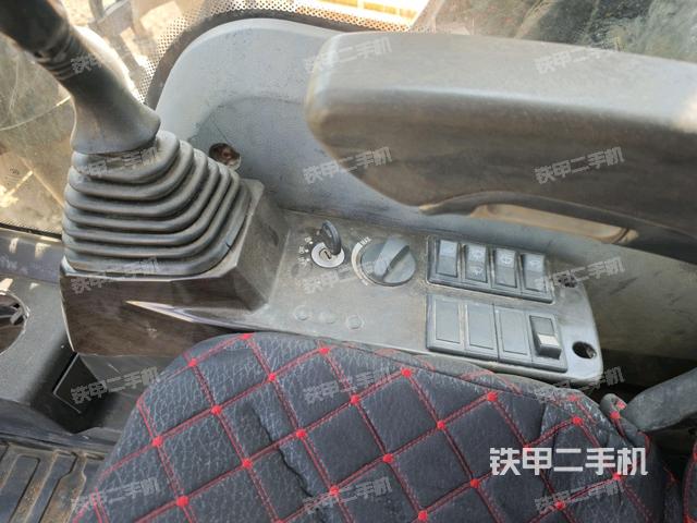 座椅右側(cè)控制臺/鑰匙門/油門/含右手柄(駕駛室部分) 座椅右側(cè)控制臺/鑰匙門/油門/含右手柄(駕駛室部分)