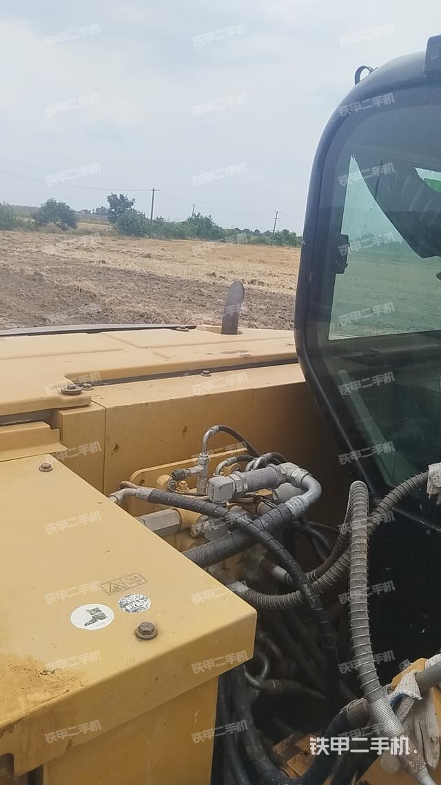 液压泵舱室正面整体（整机外观）