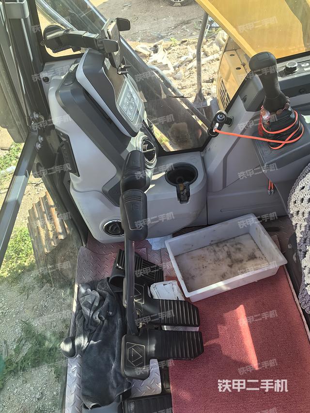 驾驶室顶部（整机外观）