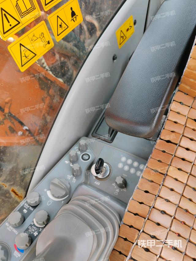 座椅右側(cè)控制臺/鑰匙門/油門/含右手柄(駕駛室部分) 座椅右側(cè)控制臺/鑰匙門/油門/含右手柄(駕駛室部分)