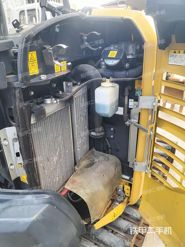 液压泵舱室正面整体（整机外观）