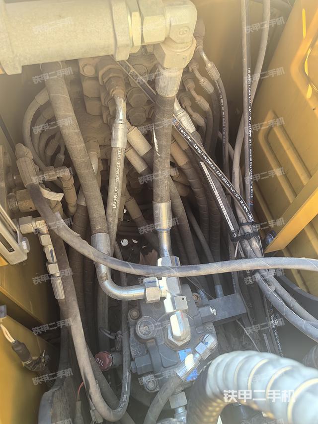 回转马达和主控阀（整机外观）