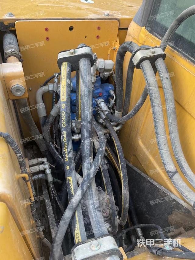 回转马达和主控阀（整机外观）