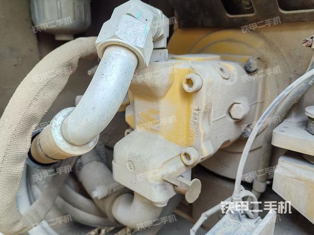 液压泵舱室正面整体（整机外观）