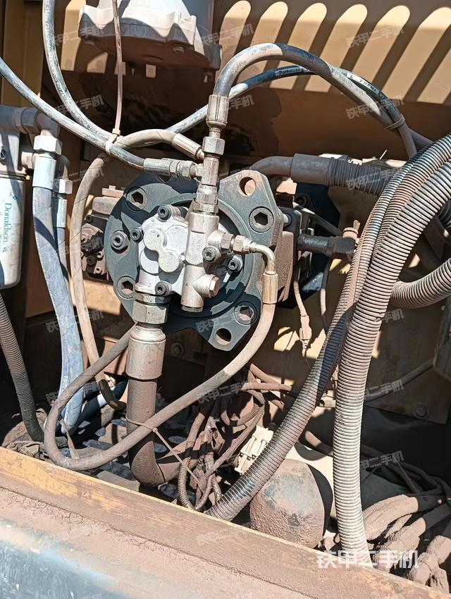 液压泵舱室正面整体（整机外观）