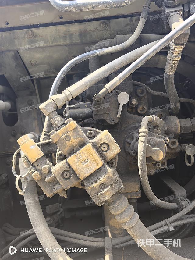 液压泵舱室正面整体（整机外观）