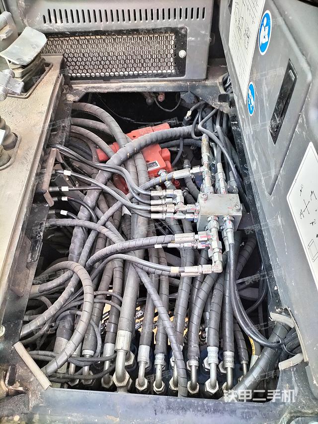 回转马达和主控阀（整机外观）