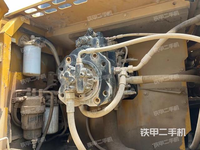 液压泵舱室正面整体（整机外观）