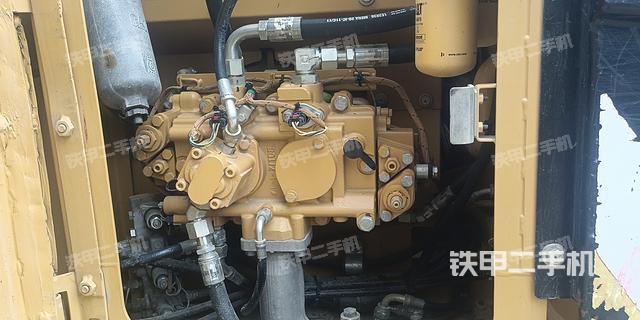 液压泵舱室正面整体（整机外观）