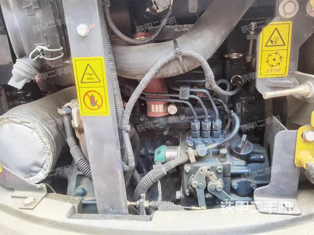 液压泵舱室正面整体（整机外观）