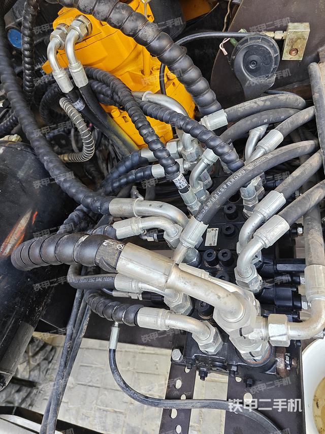 回转马达和主控阀（整机外观）