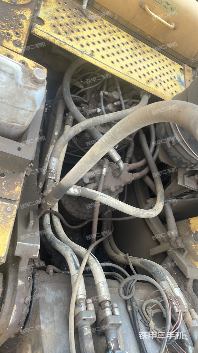 回转马达和主控阀（整机外观）