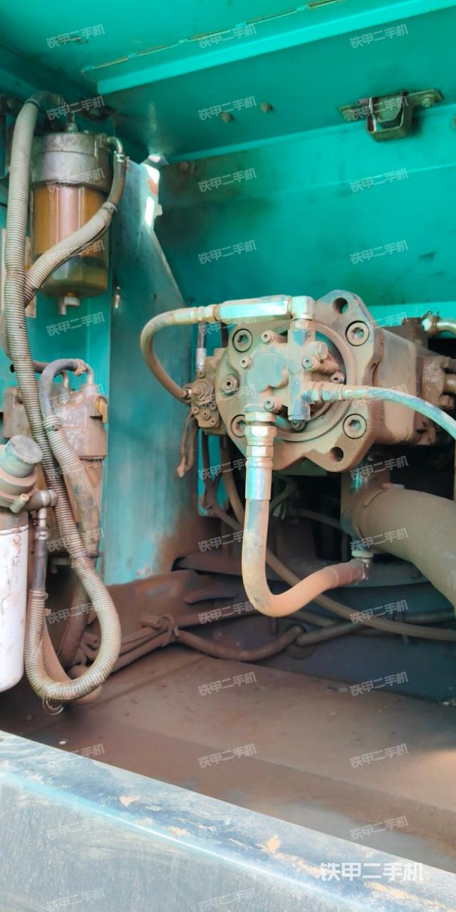 液压泵舱室正面整体（整机外观）