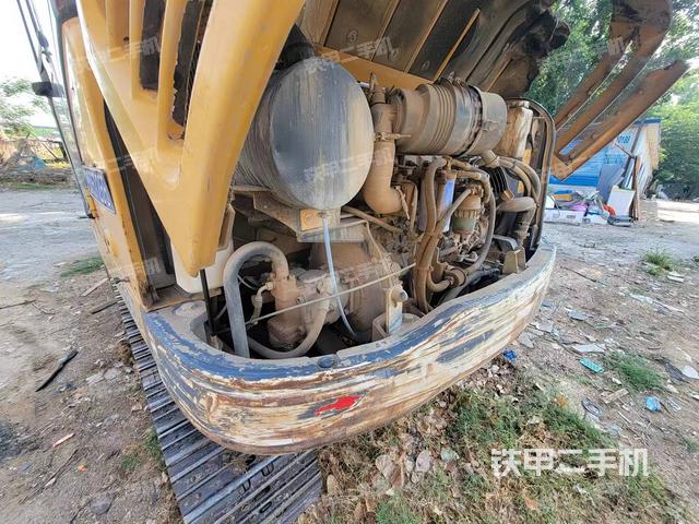 液压泵舱室正面整体（整机外观）