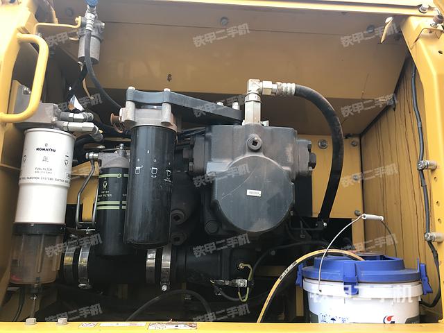 液压泵舱室正面整体（整机外观）