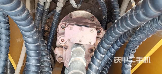 回转马达和主控阀（整机外观）