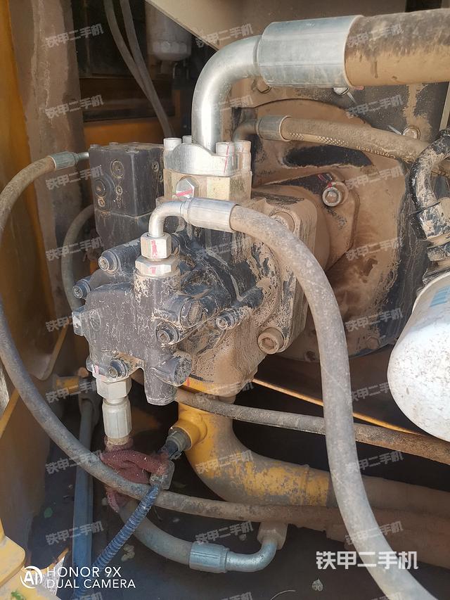 液压泵舱室正面整体（整机外观）