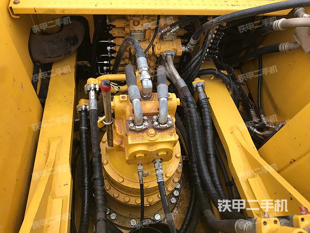 回转马达和主控阀（整机外观）