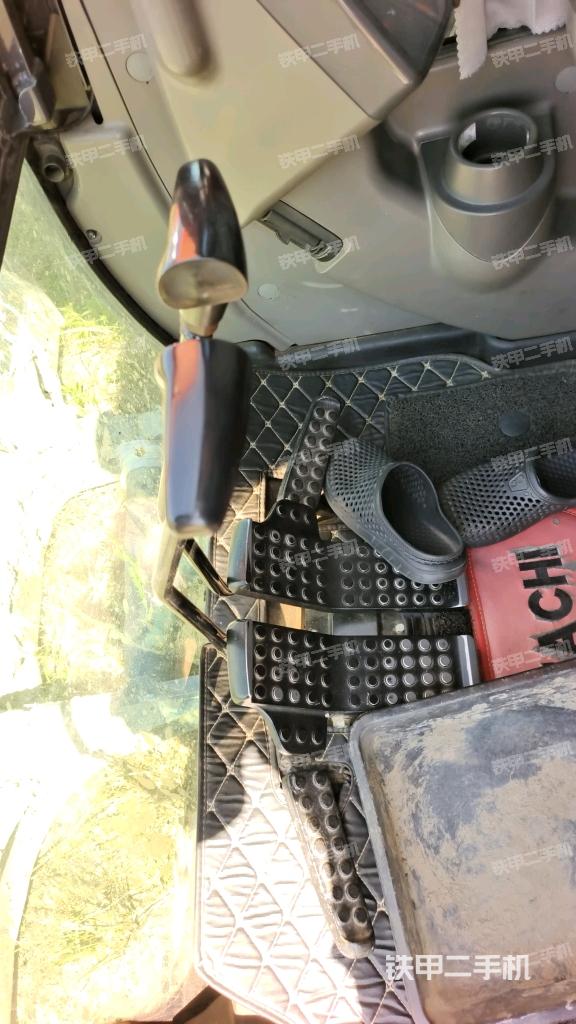 行走控制手柄和踏板 俯拍（驾驶室部分）