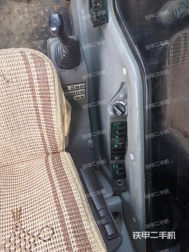 座椅右側控制臺/鑰匙門/油門/含右手柄（駕駛室部分）