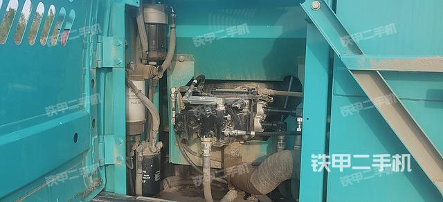 液压泵舱室正面整体（整机外观）