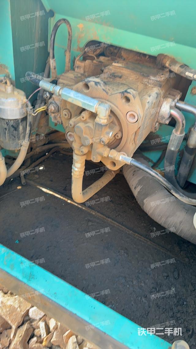 液压泵舱室正面整体（整机外观）