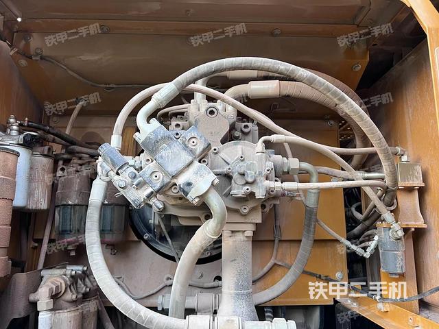 液压泵舱室正面整体（整机外观）