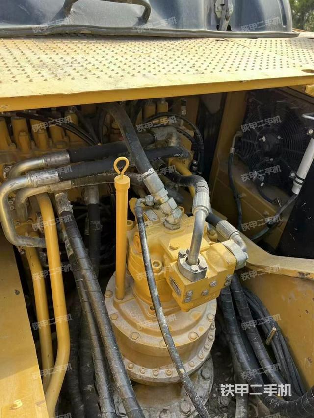 液压泵舱室正面整体（整机外观）