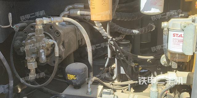 液压泵舱室正面整体（整机外观）