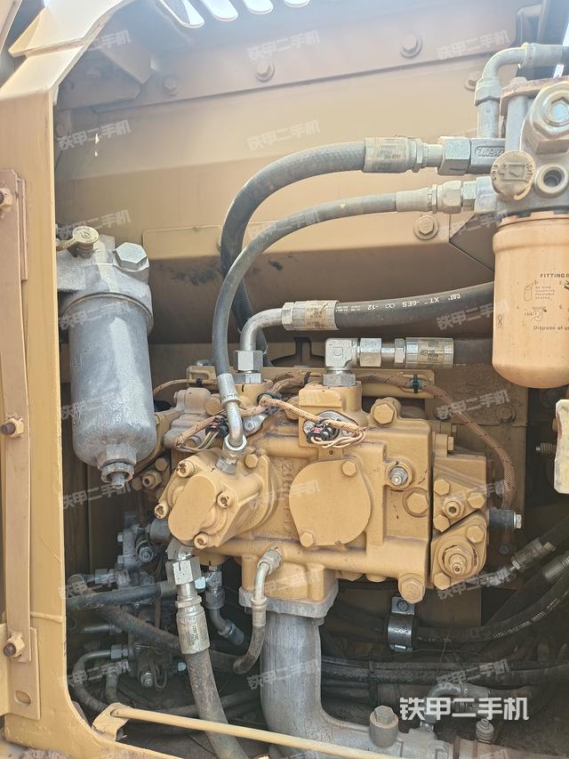 液压泵舱室正面整体（整机外观）