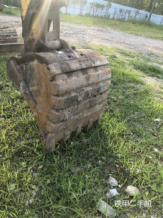 铲斗右后整体(工作和回转装置) 铲斗右后整体(工作和回转装置)
