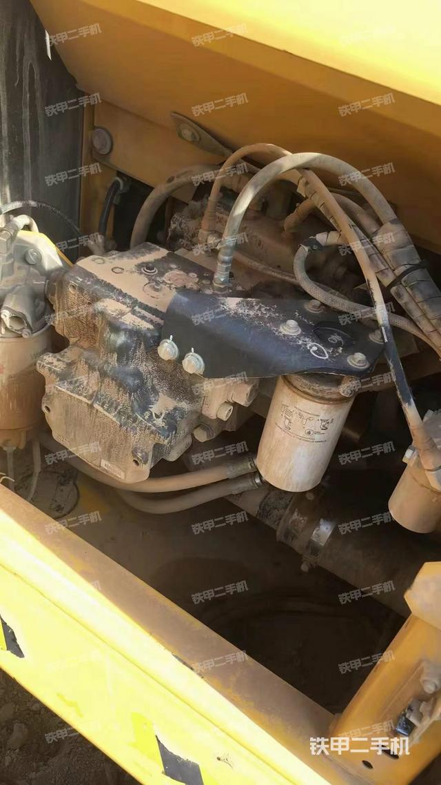 液压泵舱室正面整体（整机外观）