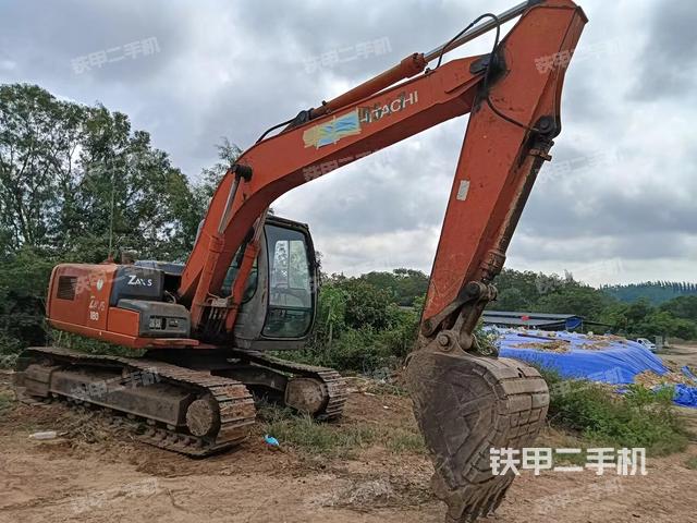 液压泵舱室正面整体（整机外观）