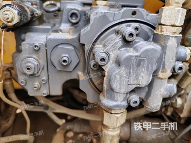 液压泵舱室正面整体（整机外观）