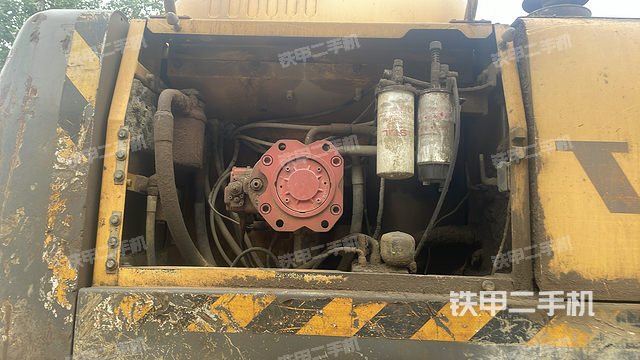 液压泵舱室正面整体（整机外观）