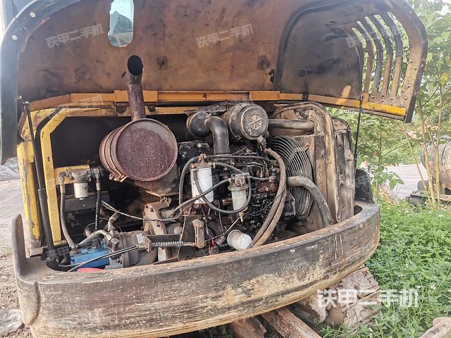 液压泵舱室正面整体（整机外观）