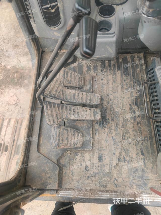 行走控制手柄和踏板 俯拍（驾驶室部分）