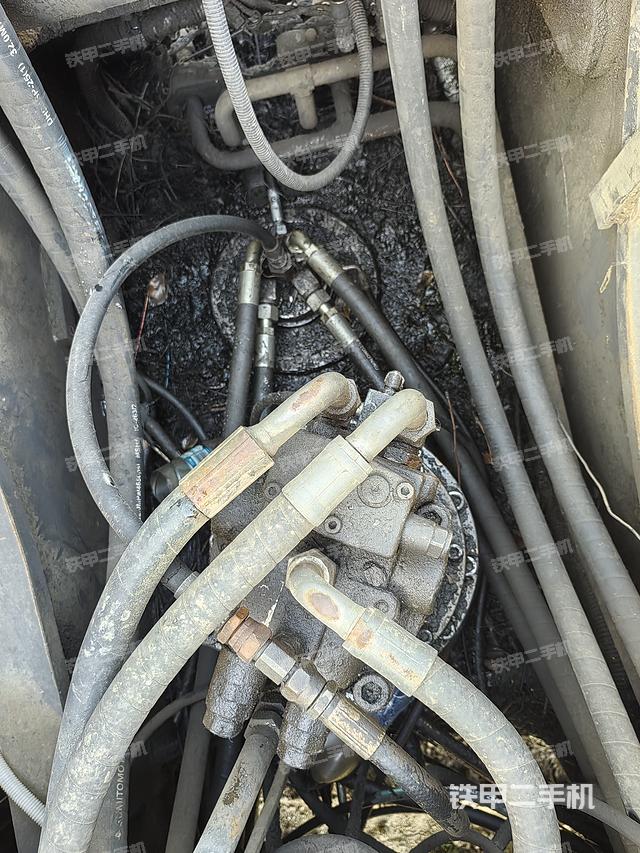 回转马达和主控阀（整机外观）