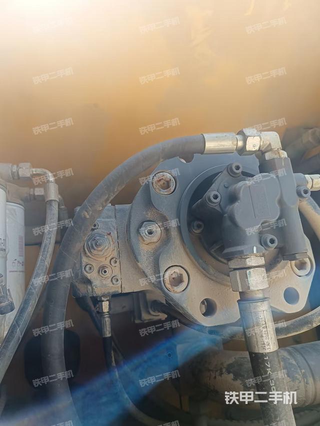 液压泵舱室正面整体（整机外观）