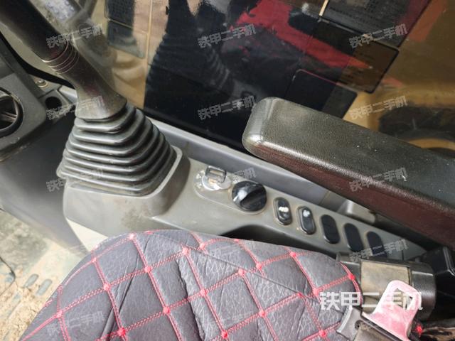 座椅右側控制臺/鑰匙門/油門/含右手柄（駕駛室部分）