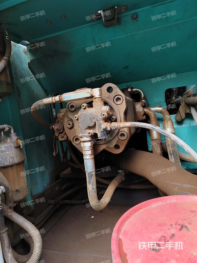 液压泵舱室正面整体（整机外观）