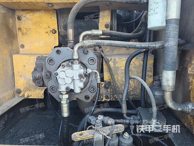 液压泵舱室正面整体（整机外观）