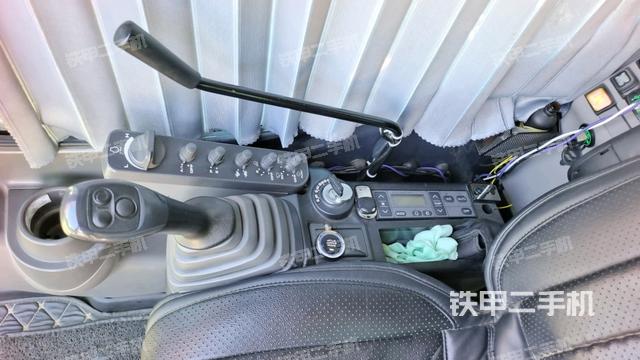 座椅右侧控制台/钥匙门/油门/含右手柄（驾驶室部分）