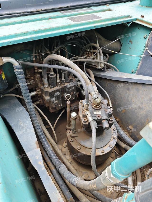 回转马达和主控阀（整机外观）